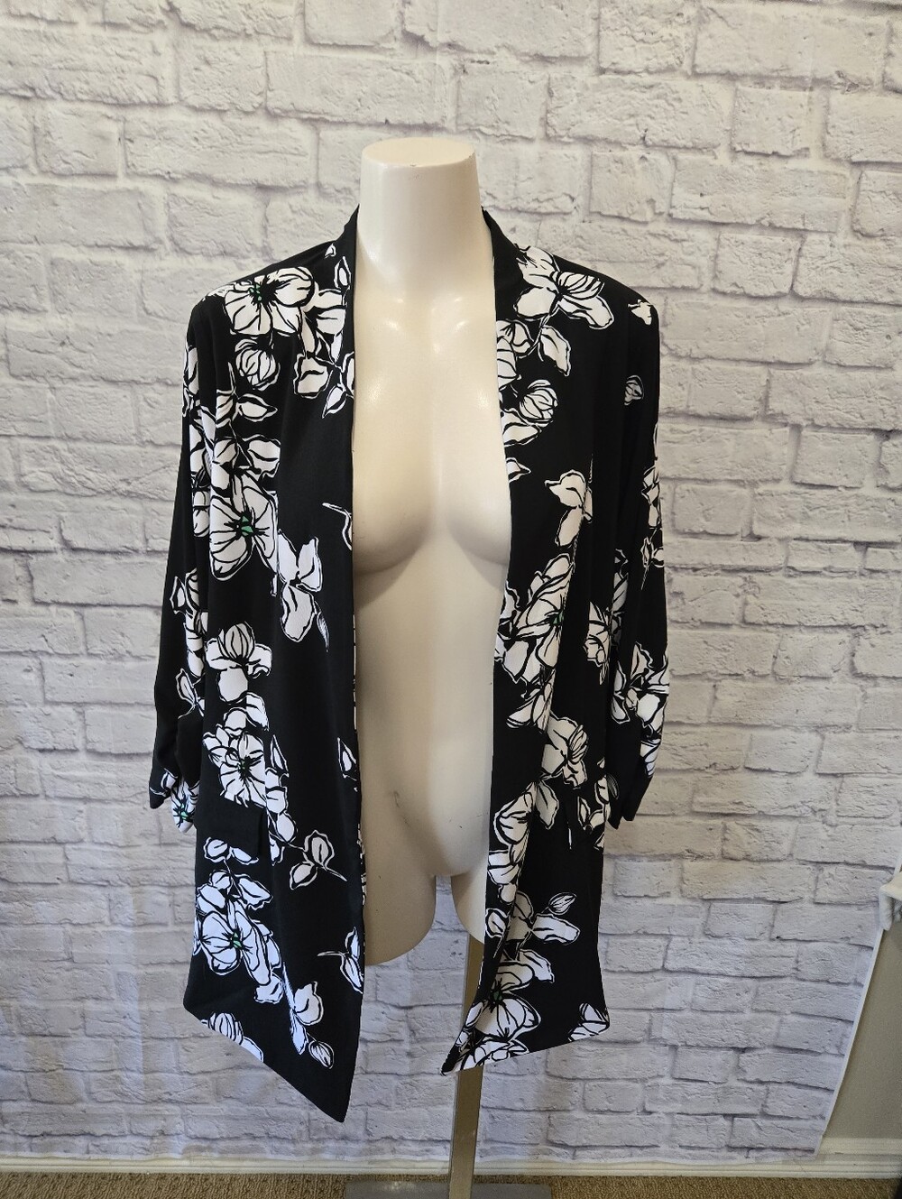 Penningtons Black & White Floral Open Front Cardigan Size 1X - Picture 2 of 8
